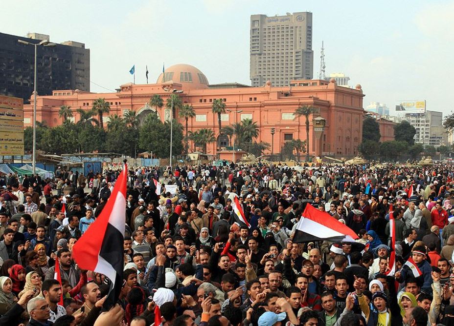 حشود
من المتظاهرين أمام المتحف المصري بميدان التحرير، في قلب القاهرة، إبان ثورات
الربيع العربي، في فبراير من عام 2011.